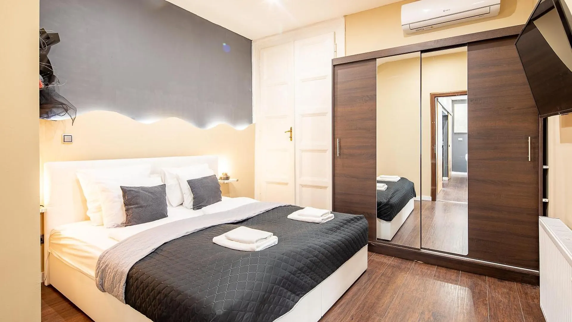 Huge Warm Luxury Apartment Budapest